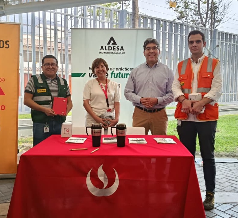 Aldesa Engineering Academy presentándose en un stand de una feria en la UPC de Perú