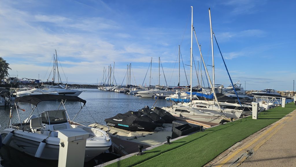 Imagen de embarcaciones en el Puerto Deportivo Mar de Cristal en Cartagena